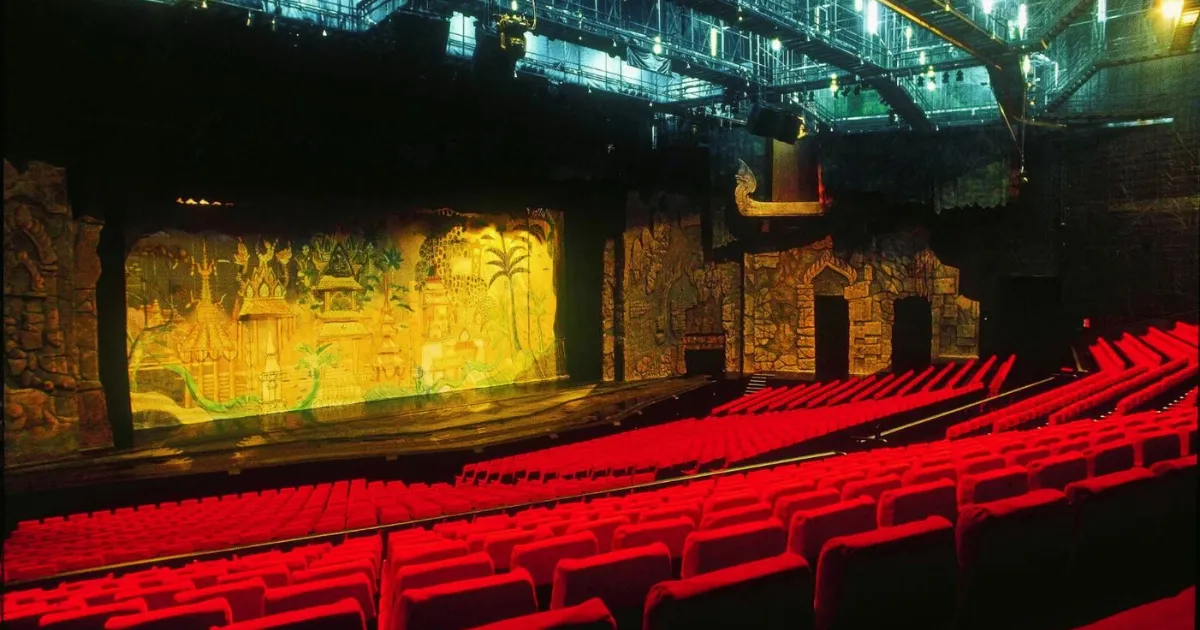 ที่นั่งในโรงละครสยามนิรมิต ภูเก็ต